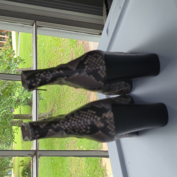 Steve Madden Snakeskin Print Ankle Boot 3.5" Block Heel Bootie Size 7.5 - Picture 4 of 6